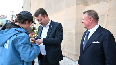FOTO: Tomio Okamura se stihl i podepsat svým fanouškům.