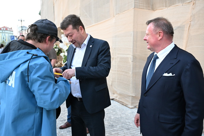 Tomio Okamura se stihl i podepsat svým fanouškům.