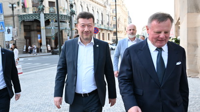 FOTO: Tomio Okamura přišel popřát Jiřině Bohdalové.