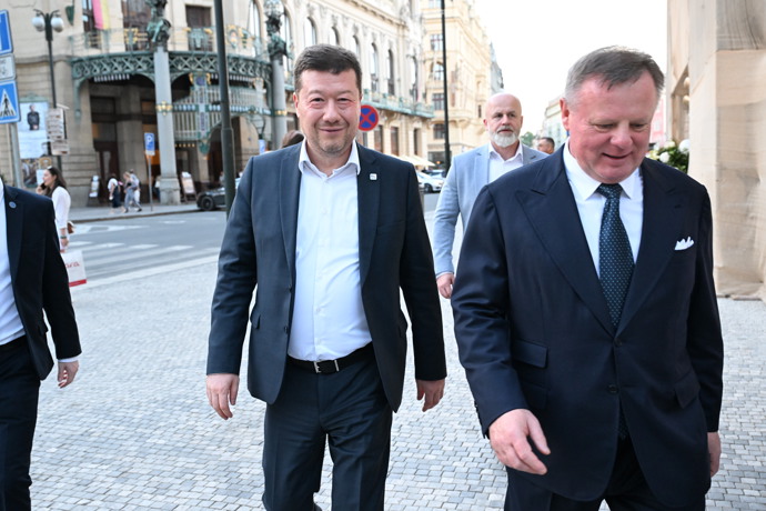 Tomio Okamura přišel popřát Jiřině Bohdalové.