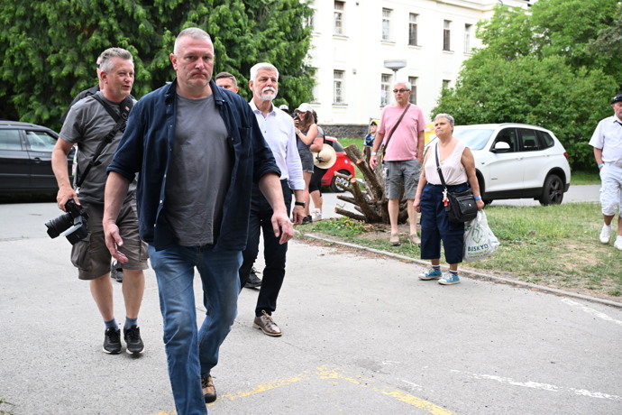 Petr Pavel na příchodu. 