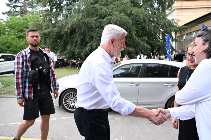 Petr Pavel se pozdravil s lidmi. 