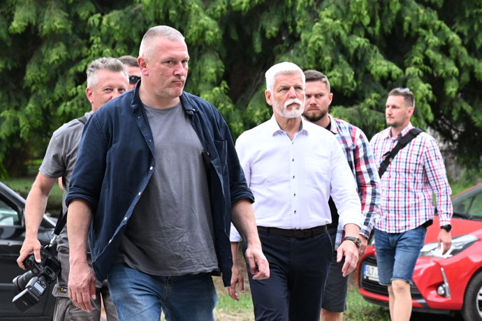 Petr Pavel s ochrankou. 