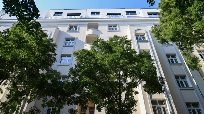 Na první pohled klasický dům na rohu Biskupcovy a Ambrožovy. Jenže stačí nahlédnout blíž a zjistíte, že se tu rodí nový příběh Žižkova – elegantní, moderní a přitom stále s duší. Projekt Biskupcova 27 nabízí mnohem víc než bydlení. Nabízí místo, kde se žije trochu jinak.
