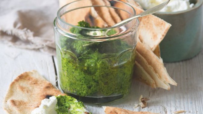 Proti jarní únavě: Pesto z ředkvičkových lístků Proti jarní únavě: Pesto z ředkvičkových lístků