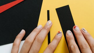 Žádná pravidla! Nový trend v manikúře, který si zamilují nejen rebelky