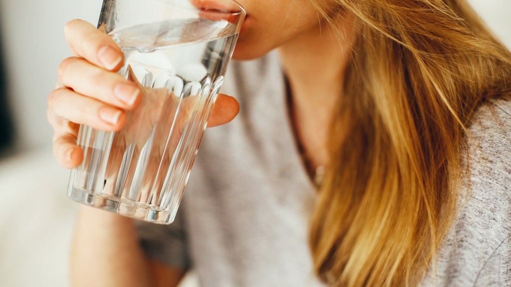 Dostatečná hydratace je nezbytná pro všechny metabolické procesy a tělo při ohřívání studené vody spotřebovává energii. Pravidelným pitím vody můžete krátkodobě zvýšit metabolismus až o 30 %, navíc snižuje únavu a mylně zaměňovaný pocit hladu za žízeň. 
