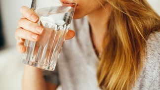 Dostatečná hydratace je nezbytná pro všechny metabolické procesy a tělo při ohřívání studené vody spotřebovává energii. Pravidelným pitím vody můžete krátkodobě zvýšit metabolismus až o 30 %, navíc snižuje únavu a mylně zaměňovaný pocit hladu za žízeň. 
