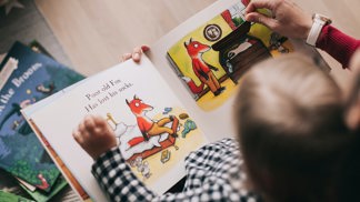 Nejen předávání příběhů a rozvoj slovní zásoby. Čtení dětem posiluje vazbu s rodičem