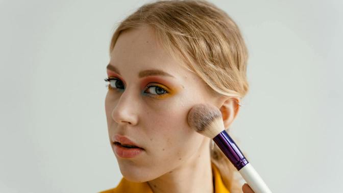 Dlouhotrvající versus lehký make-up: Jak si vybrat ten správný?
