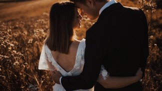 Manželství ve 21. století: Mají si ženy stále měnit příjmení?
