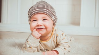 Usmívající se miminko na bříšku