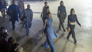 Denim, poctivá krejčovina, minimalismus a noir estetika. Co nás zaujalo na MBPFW?