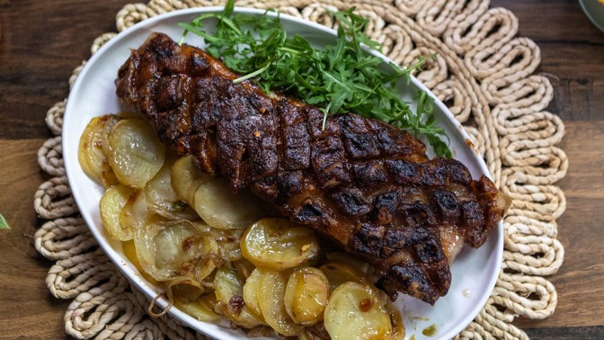 Pikantní bůček na bramborách: Při přípravě zašpiníte jen jeden pekáč a skvěle si pochutnáte