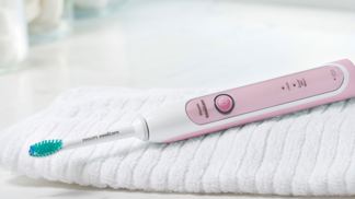 My na Philips Sonicare HealthyWhite obdivujeme nejen jeho špičkové vlastnosti, ale i povedený design. Kartáček díky němu skvěle padne do ruky a na poličce v koupelně bude i krásně vypadat!
My na Philips Sonicare HealthyWhite obdivujeme nejen jeho špičkové vlastnosti, ale i povedený design. Kartáček díky němu skvěle padne do ruky a na poličce v koupelně bude i krásně vypadat!