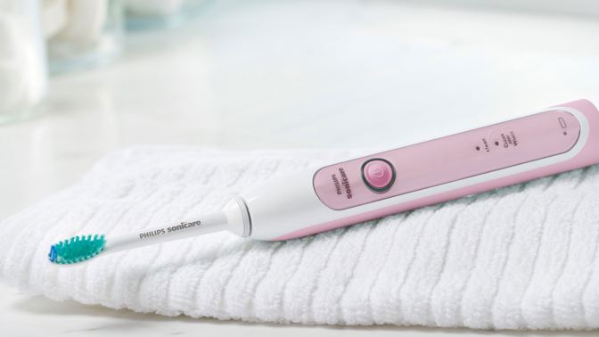 My na Philips Sonicare HealthyWhite obdivujeme nejen jeho špičkové vlastnosti, ale i povedený design. Kartáček díky němu skvěle padne do ruky a na poličce v koupelně bude i krásně vypadat!
