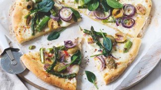 Recept: Pizza s chřestem, zelenými olivami a špenátovými lístky Recept: Pizza s chřestem, zelenými olivami a špenátovými lístky