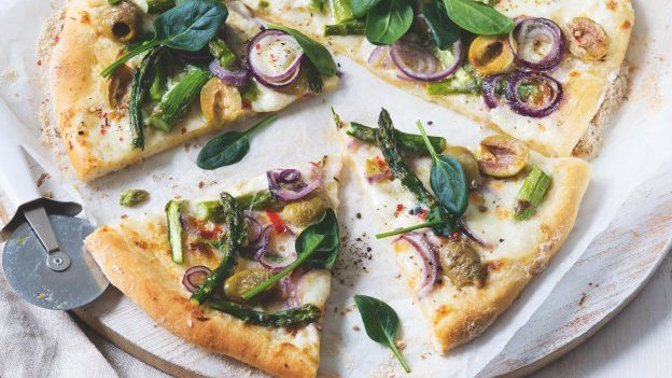 Recept: Pizza s chřestem, zelenými olivami a špenátovými lístky Recept: Pizza s chřestem, zelenými olivami a špenátovými lístky