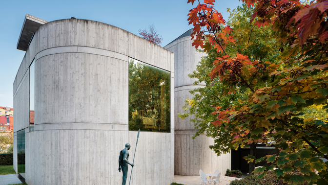 Tento architektonický unikát od architekta Josefa Pleskota perfektně zapadá mezi vily v pražském Podolí. Vila oceněná v soutěžích Stavba roku a Architecture Week kombinuje čistý beton s přírodními materiály a nabízí nadčasový interiér plný světla i moderních technologií.
