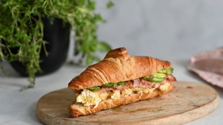 Když zavoní v kuchyni, málokdo odolá: Vyzkoušejte tento plněný croissant