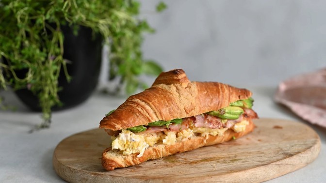 Když zavoní v kuchyni, málokdo odolá: Vyzkoušejte tento plněný croissant