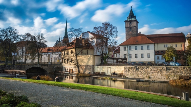 Jedno z nejzajímavějších míst k posezení v plzeňském parku je Mlýnská strouha, přezdívaná také plzeňské Benátky.
