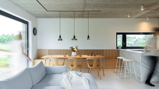 U několika rodinných domů nedaleko Brna se dokončovala hrubá stavba, když jedni z majitelů oslovili architektku Kateřinu Horych, aby jim projekt dotáhla a dům zařídila. Přišla těsně před tím, než se měly nahodit stropy.
