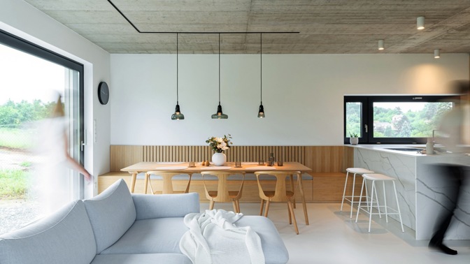 U několika rodinných domů nedaleko Brna se dokončovala hrubá stavba, když jedni z majitelů oslovili architektku Kateřinu Horych, aby jim projekt dotáhla a dům zařídila. Přišla těsně před tím, než se měly nahodit stropy.
