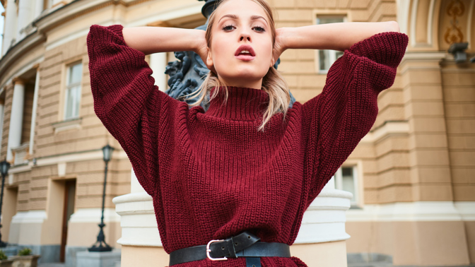 Úpletové šaty jako trend roku 2025. Zapomeňte na styl mini, místo toho volte úpletové šaty v délce midi a maxi
