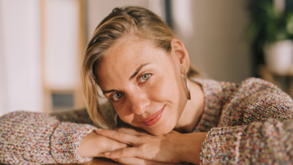 žena se zamilovaným pohledem žena se zamilovaným pohledem