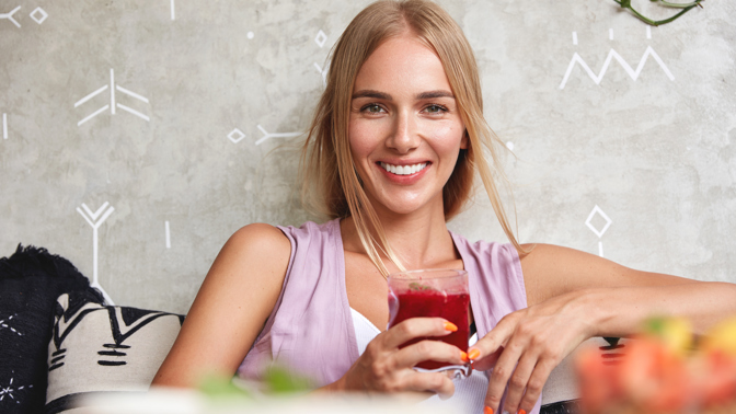 žena popíjí smoothie