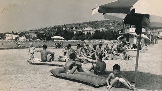 Dovolená za socialismu začínala u úředních přepážek, kde bylo potřeba získat řadu povolení. Bez výjezdní doložky a devizového příslibu se člověk za hranice jednoduše nedostal.
