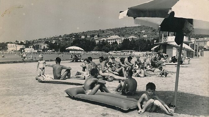 Dovolená za socialismu začínala u úředních přepážek, kde bylo potřeba získat řadu povolení. Bez výjezdní doložky a devizového příslibu se člověk za hranice jednoduše nedostal.
Dovolená za socialismu začínala u úředních přepážek, kde bylo potřeba získat řadu povolení. Bez výjezdní doložky a devizového příslibu se člověk za hranice jednoduše nedostal.