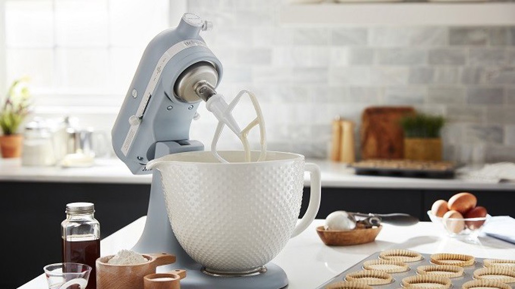 Vroubkovaná keramická mísa, historické logo a matná pastelová modrá odkazují ke stoleté tradici těchto robotů.
Vroubkovaná keramická mísa, historické logo a matná pastelová modrá odkazují ke stoleté tradici těchto robotů.