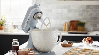 Vroubkovaná keramická mísa, historické logo a matná pastelová modrá odkazují ke stoleté tradici těchto robotů.
