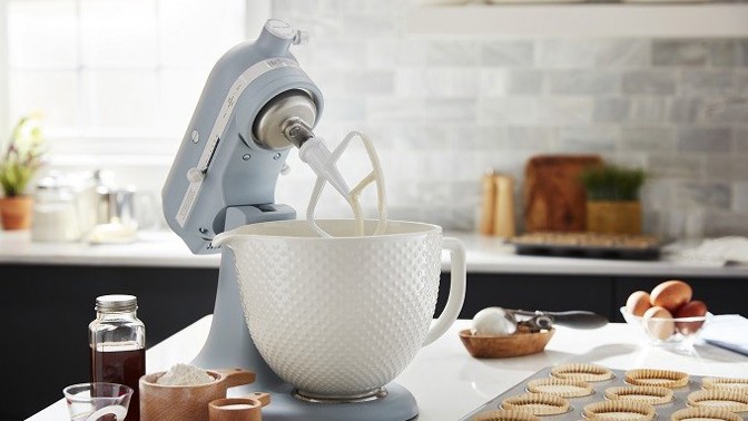 Vroubkovaná keramická mísa, historické logo a matná pastelová modrá odkazují ke stoleté tradici těchto robotů.
