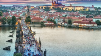 Hlavní město Praha s Karlovo mostem v popředí.