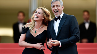 Jejich přátelství je známé tím, že mezi sebou často žertují. Zde jsou vysmátí na filmovém festivalu v Cannes, kde kráčela Julia Roberts bosá. Což údajně pošeptala Clooneymu do ucha a na základě toho se začal takto smát.
Jejich přátelství je známé tím, že mezi sebou často žertují. Zde jsou vysmátí na filmovém festivalu v Cannes, kde kráčela Julia Roberts bosá. Což údajně pošeptala Clooneymu do ucha a na základě toho se začal takto smát.