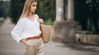 Kalhoty z tohoto materiálu jsou ideální letní volnou 
