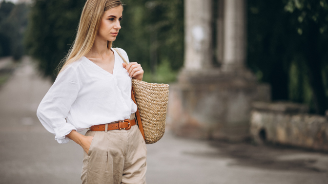 Kalhoty z tohoto materiálu jsou ideální letní volnou 
