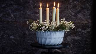 Vyzkoušejte náš návod na výrobu adventního věnce ze staré formy na bábovku. Nejenže jím zaujmete všechny návštěvy, ale navíc můžete zužitkovat starou oprýskanou formu po babičce.
