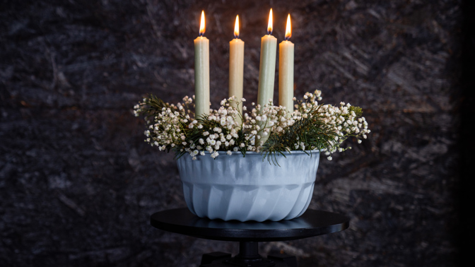 Vyzkoušejte náš návod na výrobu adventního věnce ze staré formy na bábovku. Nejenže jím zaujmete všechny návštěvy, ale navíc můžete zužitkovat starou oprýskanou formu po babičce.
