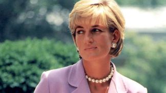 Princezna Diana ztělesňovala eleganci a půvab a ve své době platila za módní ikonu. Kostýmky Chanel doplněné perlami jsou nestárnoucí klasikou.
