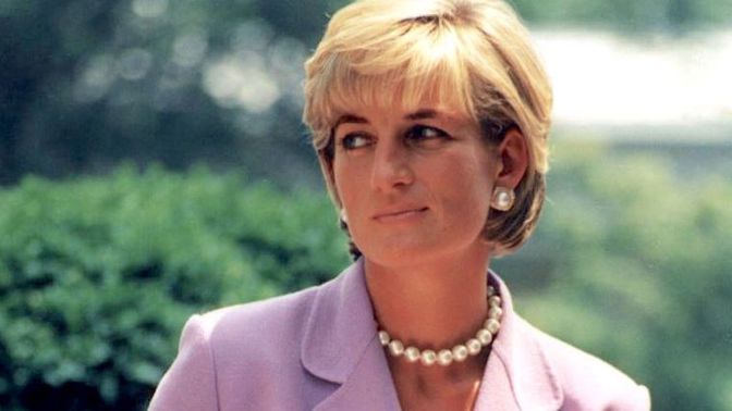 Princezna Diana ztělesňovala eleganci a půvab a ve své době platila za módní ikonu. Kostýmky Chanel doplněné perlami jsou nestárnoucí klasikou.
