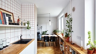 Na podlaze marmoleum, nábytek z dubového dřeva. Designérka Kristýna Kouřilová měla za úkol vetknout do rekonstruovaného bytu pro Terezu, jejího muže a malého syna hodně přírodních materiálů. Byl to tanec mezi sny a rozpočtem.
Na podlaze marmoleum, nábytek z dubového dřeva. Designérka Kristýna Kouřilová měla za úkol vetknout do rekonstruovaného bytu pro Terezu, jejího muže a malého syna hodně přírodních materiálů. Byl to tanec mezi sny a rozpočtem.