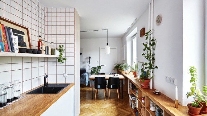Na podlaze marmoleum, nábytek z dubového dřeva. Designérka Kristýna Kouřilová měla za úkol vetknout do rekonstruovaného bytu pro Terezu, jejího muže a malého syna hodně přírodních materiálů. Byl to tanec mezi sny a rozpočtem. 
