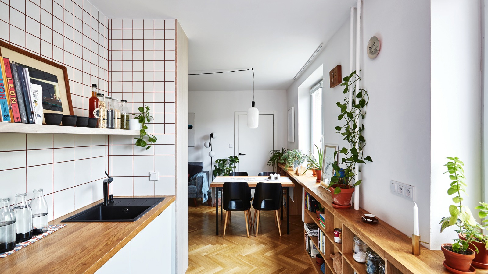 Na podlaze marmoleum, nábytek z dubového dřeva. Designérka Kristýna Kouřilová měla za úkol vetknout do rekonstruovaného bytu pro Terezu, jejího muže a malého syna hodně přírodních materiálů. Byl to tanec mezi sny a rozpočtem.