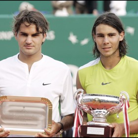 Rafael Nadal s dlouholetým rivalem Rogerem Federerem před lety.