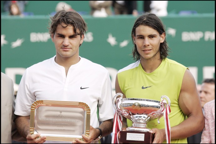 Rafael Nadal s dlouholetým rivalem Rogerem Federerem před lety.