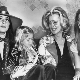 Právě Chastity, sestra Georganne a máma Georgia (všechny na snímku) přiměly Cher upustit od plánované sebevraždy v roce 1972.
